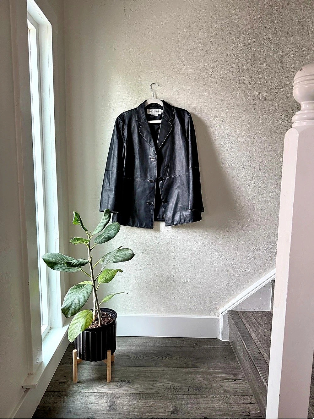 Garfield & Marks Women's Leather Jacket Size 4 Like New